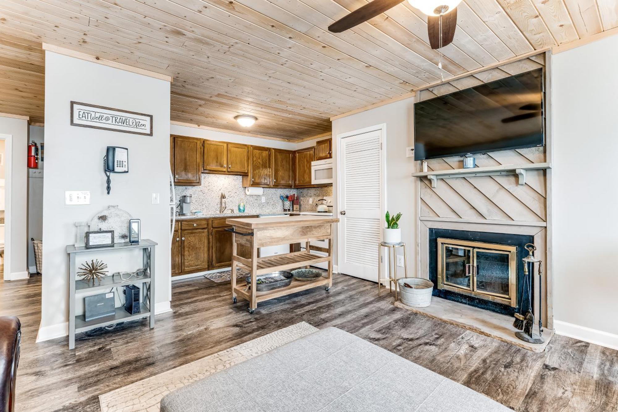 Pinnacle Beech Mountain Room photo